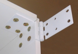 Zawias katowy po zamontowaniu w skrzyni wypoczynku