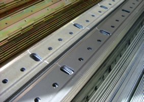 szyna z blachy ocynkowanej oraz szyna malowana proszkowo (grafika 18KB)